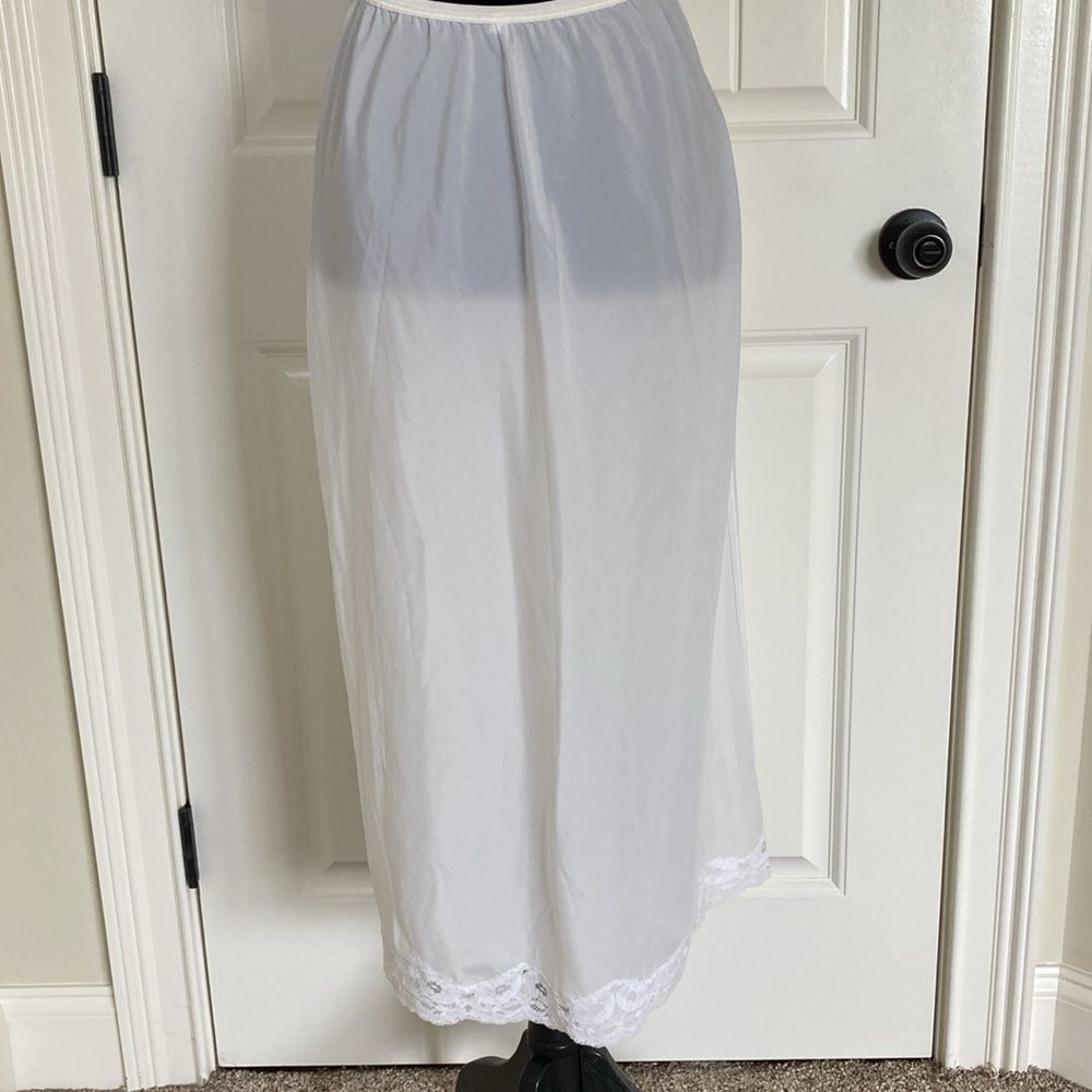 Vintage Womens 1/2 Slip L‎ Creamy White Lace Trim Feminine Girly Classic - Picture 6 of 8